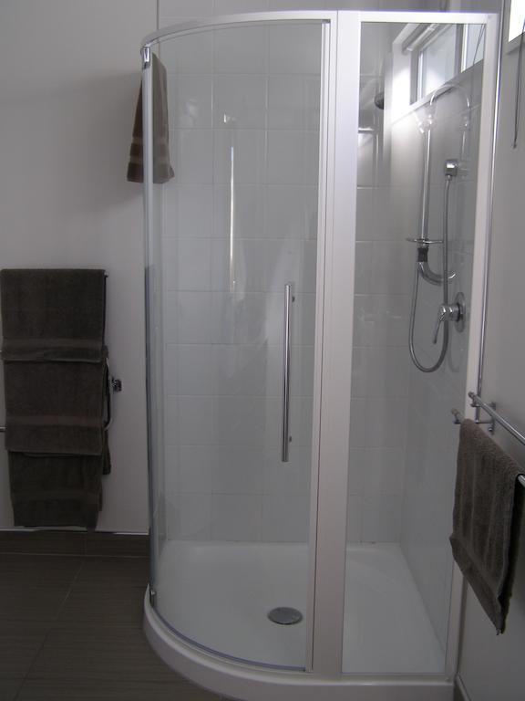 Bellano Motel Suites Christchurch Zimmer foto A shower enclosure
