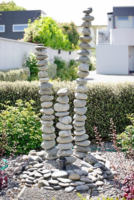 Bellano Motel Suites Christchurch Exterior foto A stone cairn