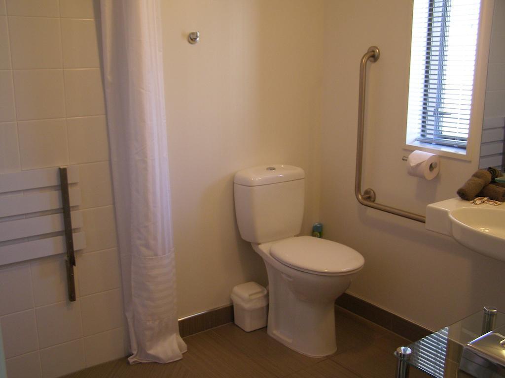 Bellano Motel Suites Christchurch Zimmer foto A bathroom in a hotel