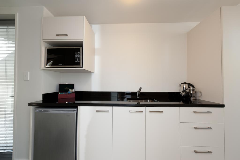 Bellano Motel Suites Christchurch Zimmer foto A kitchenette in a hotel