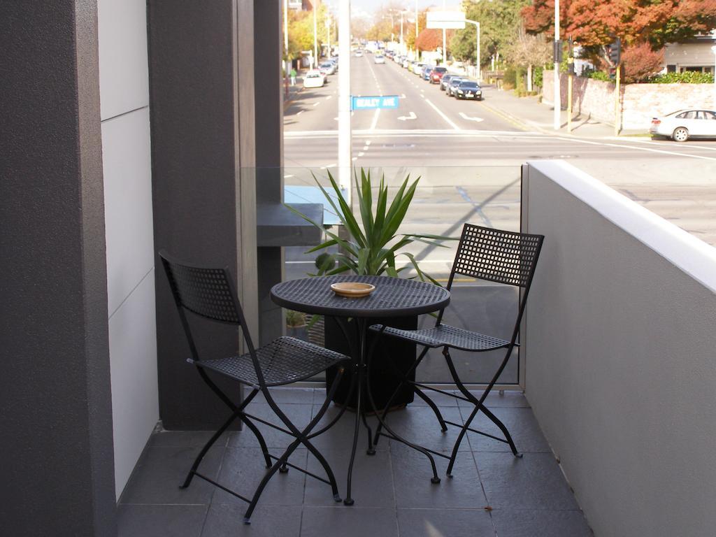 Bellano Motel Suites Christchurch Exterior foto A balcony