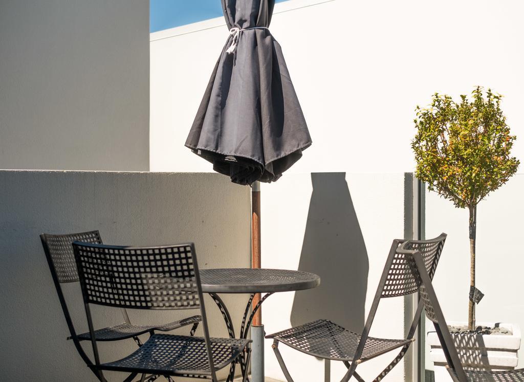 Bellano Motel Suites Christchurch Exterior foto A patio set