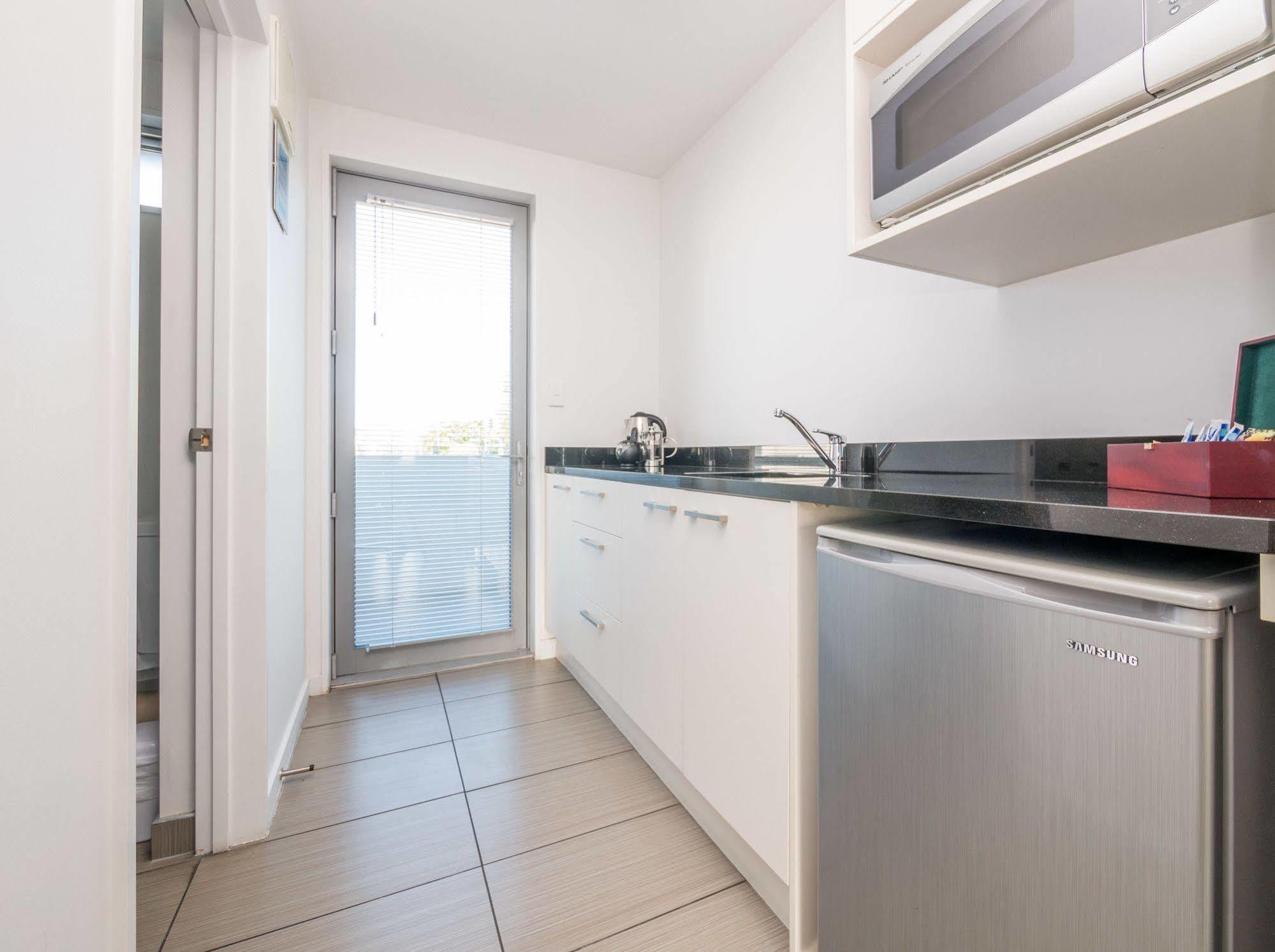 Bellano Motel Suites Christchurch Exterior foto A typical kitchen in a student apartment