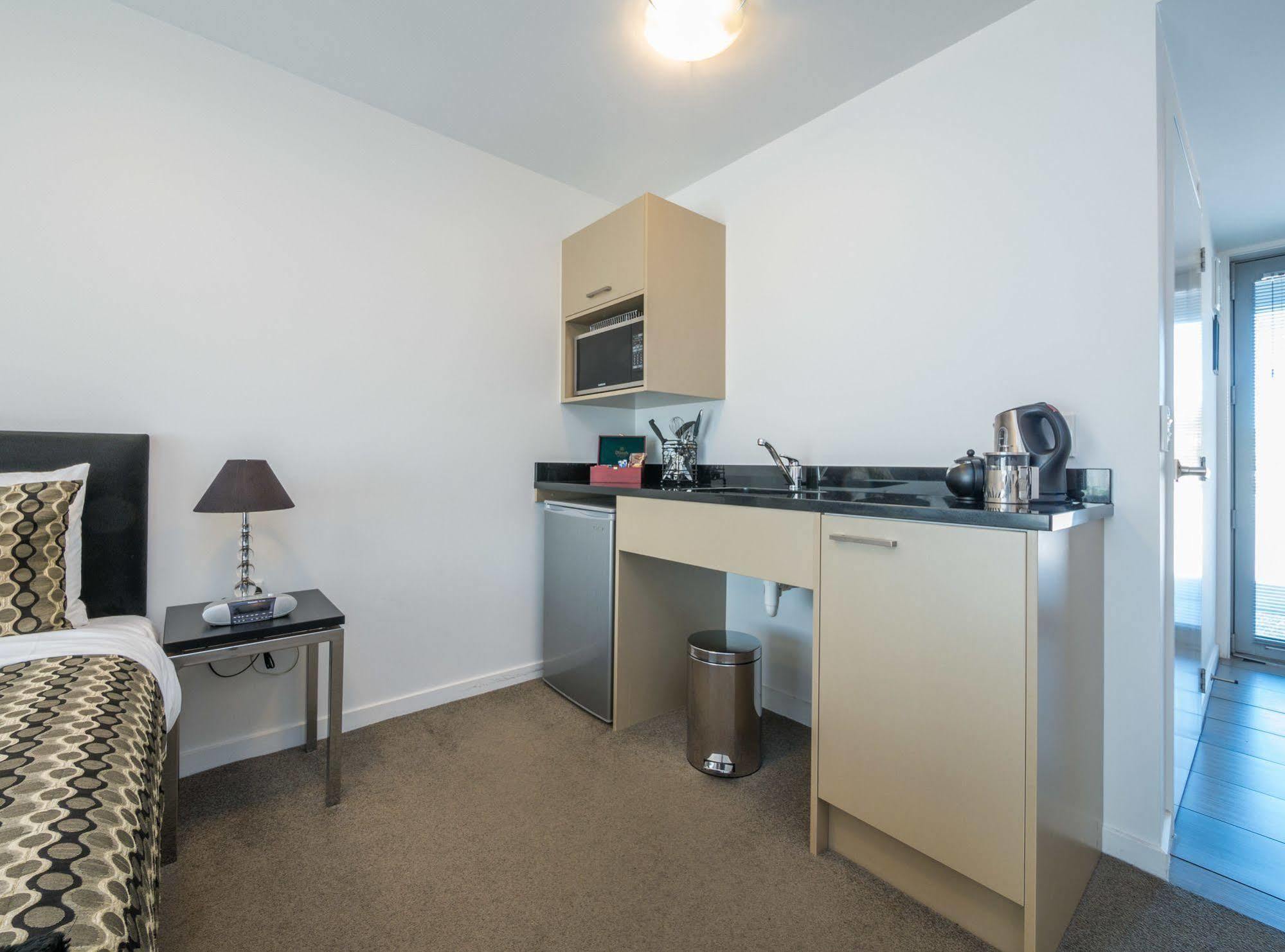 Bellano Motel Suites Christchurch Exterior foto A kitchenette in a studio apartment