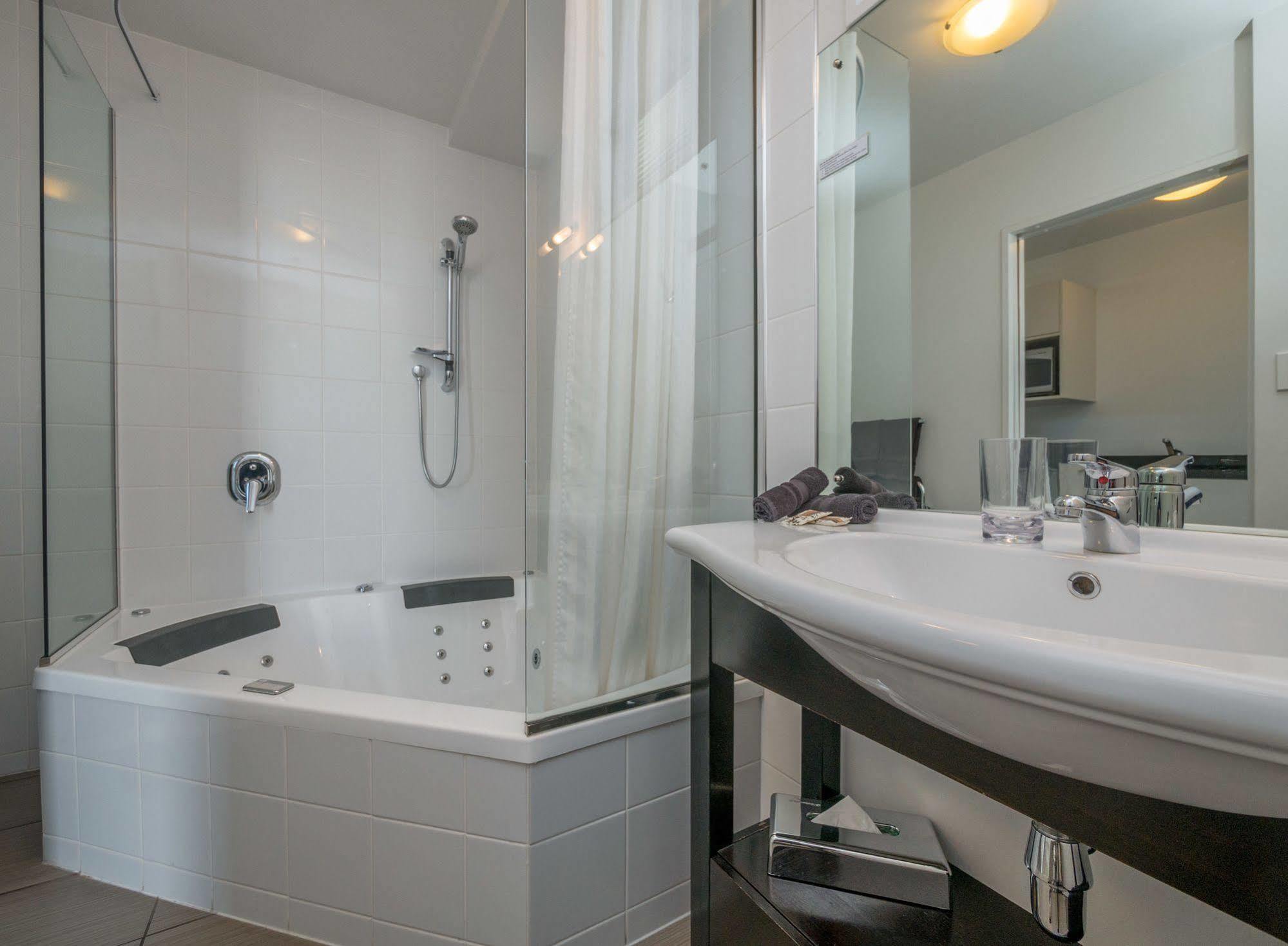 Bellano Motel Suites Christchurch Exterior foto A shower bath