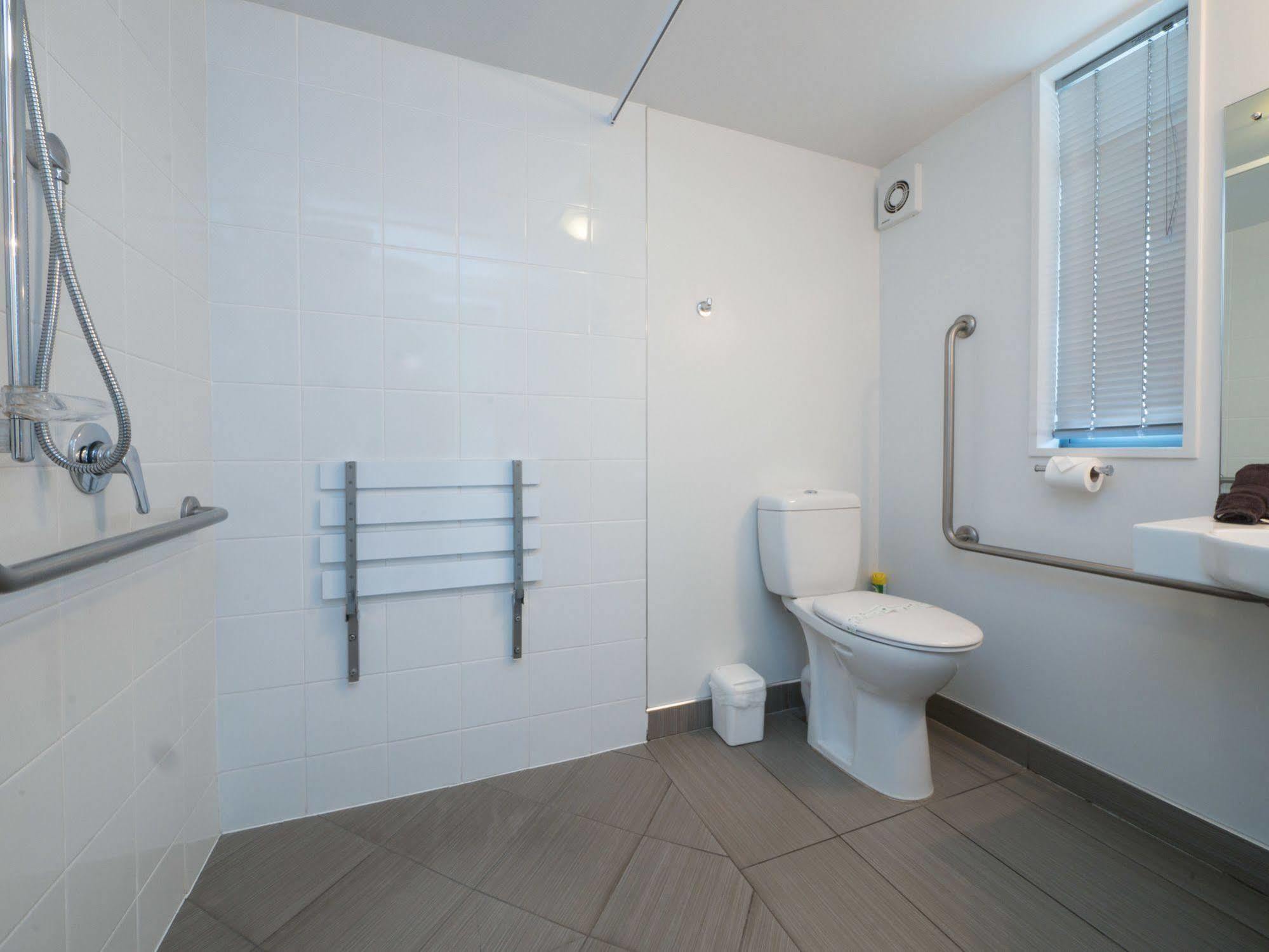 Bellano Motel Suites Christchurch Exterior foto A wet room