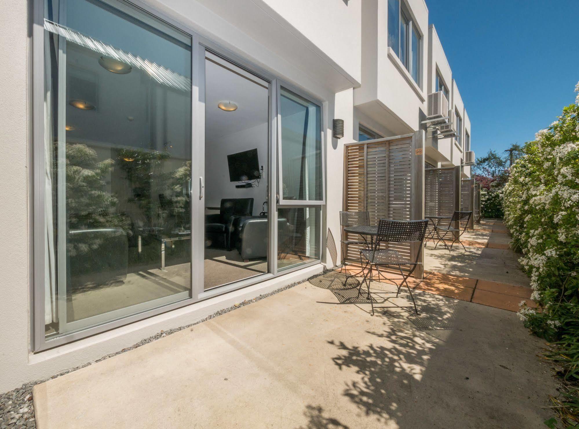 Bellano Motel Suites Christchurch Exterior foto A typical courtyard at the complex