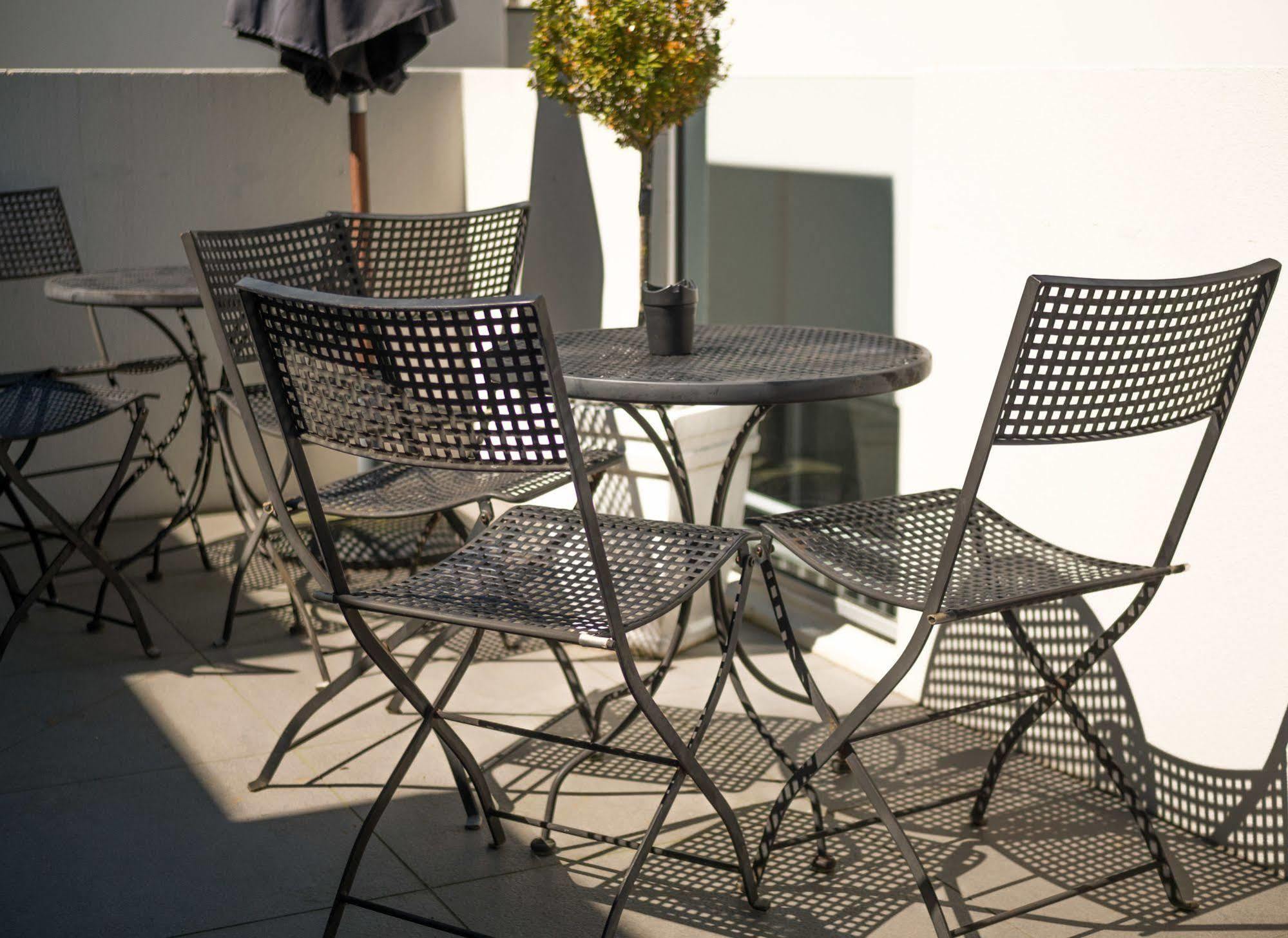 Bellano Motel Suites Christchurch Exterior foto Bistro set